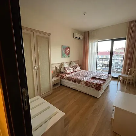 Spacious Seaview Apartments, 100M To The Beach Golden Sands Exterior photo