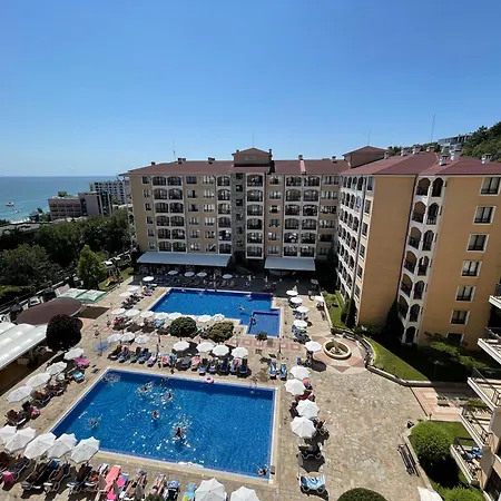 Spacious Seaview Apartments, 100M To The Beach Golden Sands Exterior photo