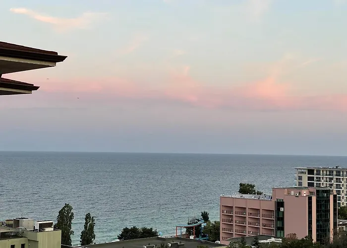 Spacious Seaview Apartments, 100M To The Beach