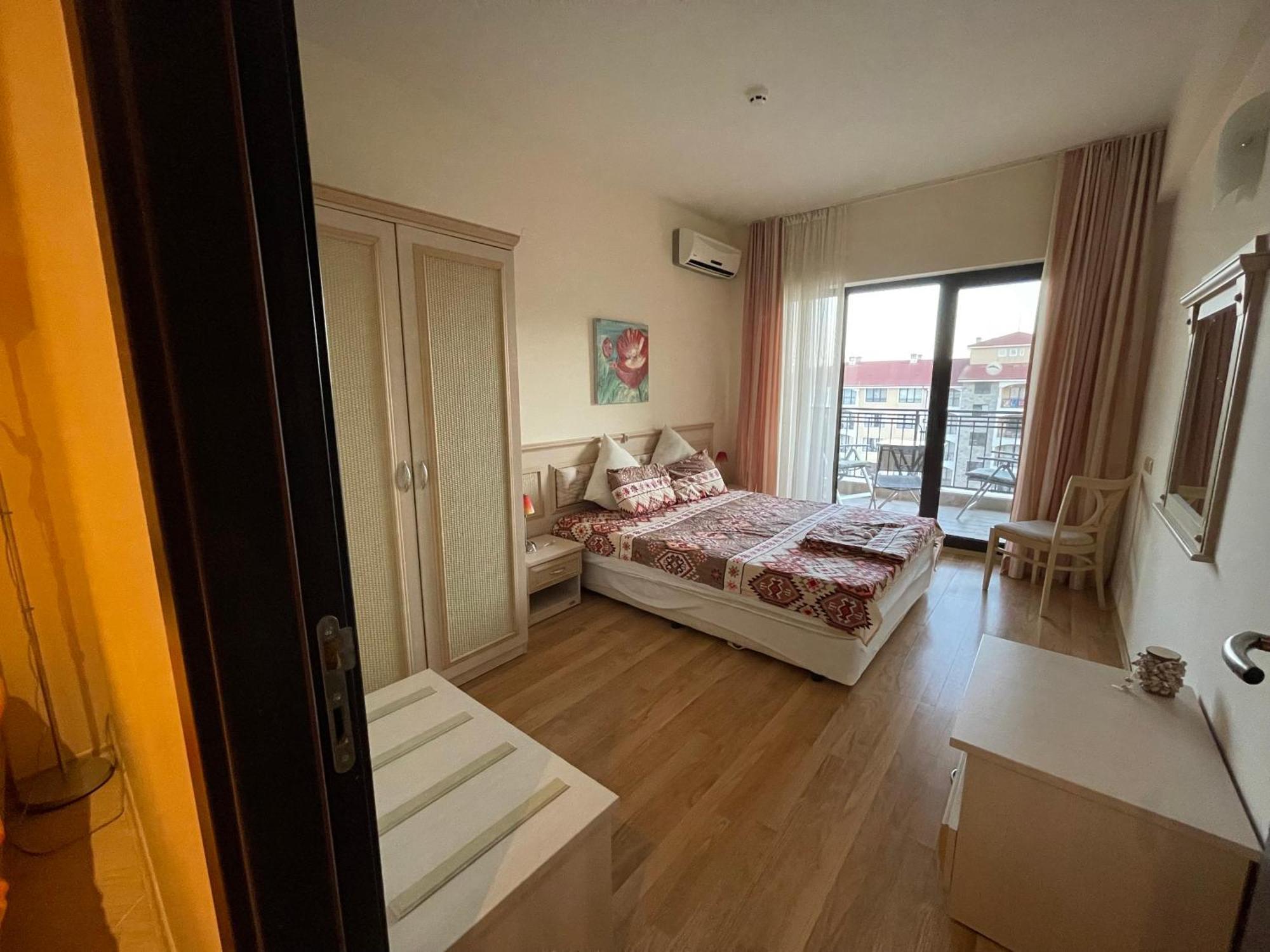 Apartment Spacious Seaview Apartments, 100m To The Golden Sands