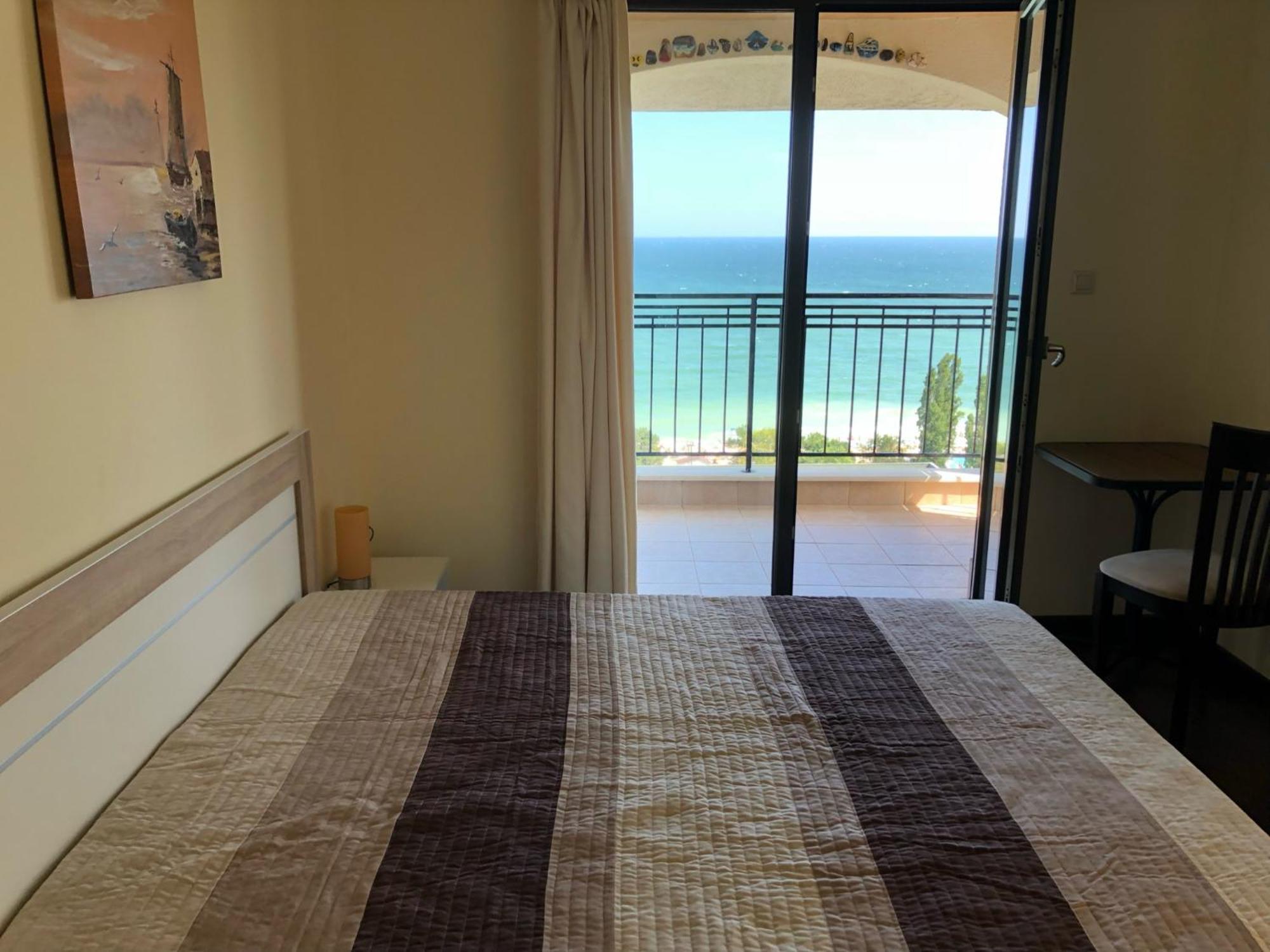Apartment Spacious Seaview Apartments, 100m To The Golden Sands